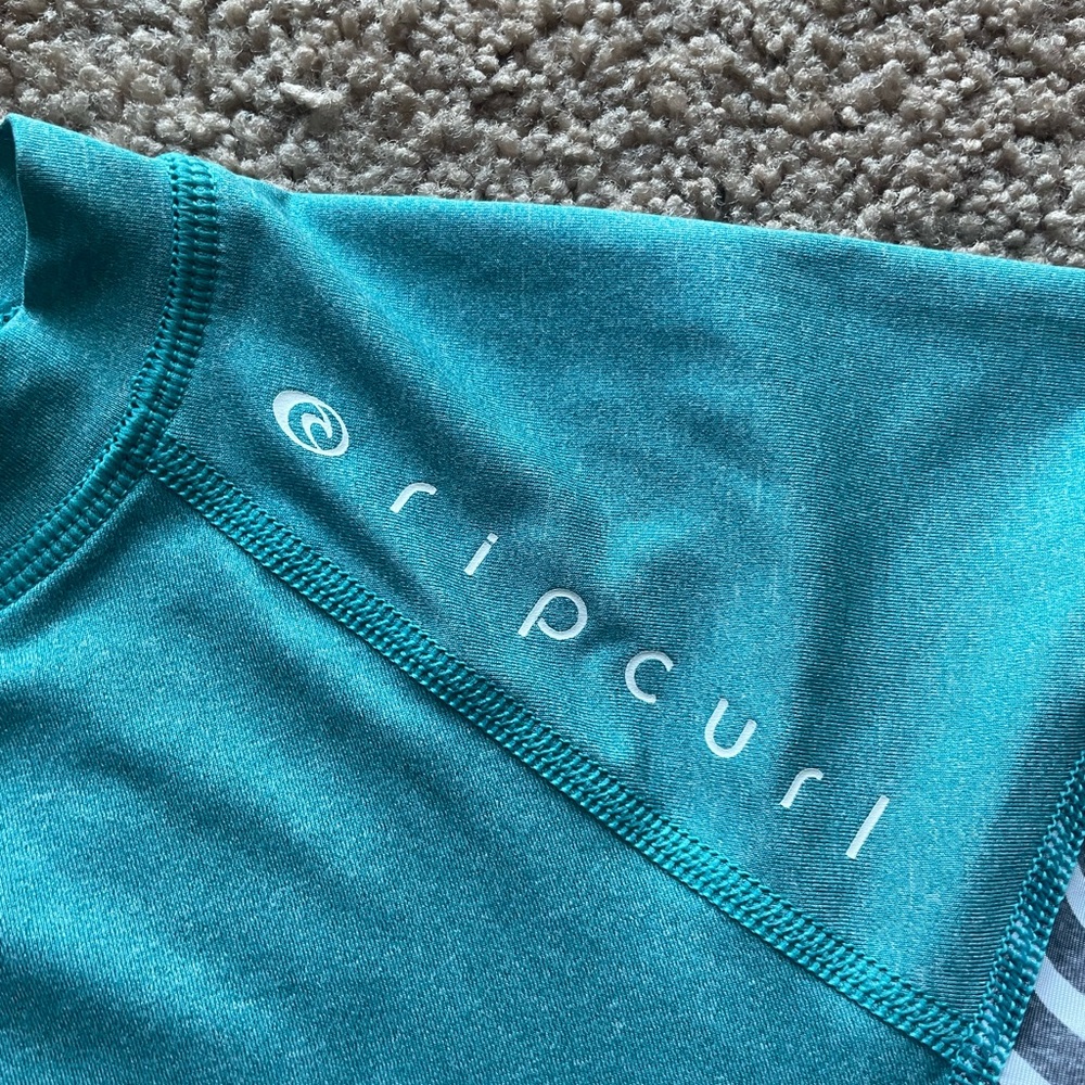 Rip Curl Rash Guard - Picture 2 of 4